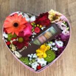 Cutie cu flori și macarons