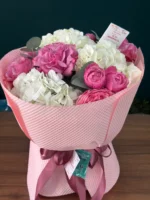 Buchet LOVE cu hortensie, trandafiri, miniroze si eucalipt