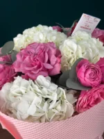 buchet LOVE detaliu cu flori