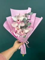 buchet cu orhidee cymbidium și eucalipt