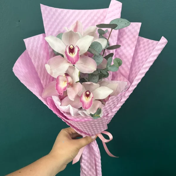 buchet cu orhidee cymbidium și eucalipt