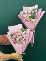 Buchet cu orhidee și eucalipt