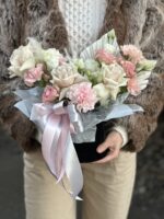 Aranjament pink cu trandafiri, garoafe și miniroze